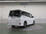 50センチという低い位置から大きく開くバックドア。自転車なども楽に乗せられ、腰かけるのにも、ちょうどいい高さです。
