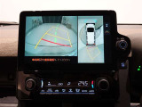 パノラミックビューモニター付きです。車両を上から見たような映像をディスプレイオーディオ画面に表示。運転席からの目視だけでは見にくい、車両周辺の状況をリアルタイムでしっかり確認できます。