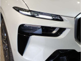 BMWの伝統の丸目4灯ヘッドライトでございます。LEDライトで視認性もよく明るく安全性の向上につながります。