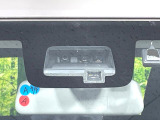 【スズキ セーフティサポート】走行中に前方の車両等を認識し、衝突しそうな時は警報とブレーキで衝突回避と被害軽減をアシスト。より安全にドライブをお楽しみいただけます。
