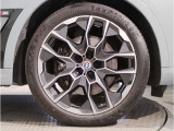 【BMWアロイホイル】軽量かつ強度に拘ったアロイホイル。走行性能ポテンシャルを引き出す設計。車の足元を引き締めてくれる大きなポイントはアロイホイルです。