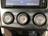 【オートエアコン】一度お好みの温度に設定すれば、車内の温度を検知し風量や温度を自動で調整。暑い&hellip;寒い&hellip;と何度もスイッチ操作をする必要はありません。快適な車内空間には必須の機能ですね♪
