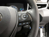 レーダークルーズコントロール機能付きです。走行中に先行車の様子を検知しながら、設定した車速の範囲内で先行車との距離のキープを支援します。詳細は販売店スタッフまでおたずねください。