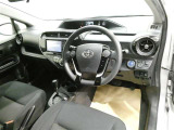座ったときの視界も広く開放感のあるインパネです 車両感覚もつかみやすく乗りやすいクルマです ステアリングやシフトノブなどもキレイに仕上げてあります