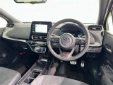運転席まわりです。 各操作スイッチは使いやすい位置に配置されてます。