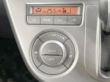 【オートエアコン】一度お好みの温度に設定すれば、車内の温度を検知し風量や温度を自動で調整。暑い&hellip;寒い&hellip;と何度もスイッチ操作をする必要はありません。快適な車内空間には必須の機能ですね♪