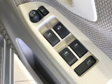 【電動格納ミラー】サイドミラーは電動格納式となっており、狭い駐車場でもキズがつくリスクを抑えられます。