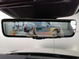 【クリアサイトリアビューモニター】が装備され荷室や後席に乗車してリアガラスが見ずらくなってしまった際にもルーフに付いているカメラでモニターに映し出すことが可能です。