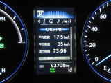 運転席のメータパネル類は常に視界に入る場所ですので、大事なチェックポイントです。ぜひ実際にご乗車ください。