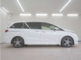 リアには左右スライドドアを採用。狭い駐車場でも開閉しやすく、強風の日でもドアが煽られにくくなっております。小さなお子さまやご年配の方も安心して乗り降りできます。