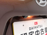 バックカメラ:運転席から見えにくい車の後方をカメラの映像を通して確認できます。駐車や切り返しが安心して行えます。(連動するナビ等の取り付けが必要になります)