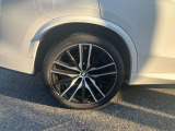 【BMWアロイホイル】軽量かつ強度に拘ったアロイホイル。走行性能ポテンシャルを引き出す設計。車の足元を引き締めてくれる大きなポイントはアロイホイルです。