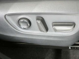 運転席のシート調整を電動で調整できます。無段階調整なので、どなたにもピッタリの調整が可能です。
