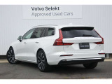 一目でVOLVOのステーションワゴンと判別できる、&rdquo;L&rdquo;型テールレンズ。デザインだけではなく、後続車へのアピール度も大きくVOLVOの安全配慮の一つです。