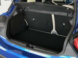 ラゲッジルームは全面ファブリック加工でございます。大切なお荷物に傷が付きづらいですよ。