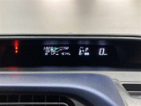 メーターが運転席から見やすいインパネ中央部に配置してるので走行中の視線移動が少なく快適です。