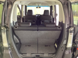 開口部も広く荷物の積み下ろしもしやすいお車となっております。シートの背もたれは5:5の割合で背もたれを可倒でき、前後のシートスライドもできるので荷室をひろげることができます。