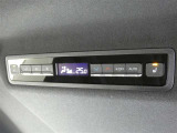 後席用にもオートエアコンの吹き出し口があり快適です。どの席に座っても快適なドライブが楽しめます♪