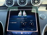 運転中にハンドルから手を離したり前方から目を逸らしたりすることなく、安全に各機能を操作する事ができます。