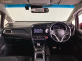 運転席は、大きな座面と包み込むような背もたれがドライバーの身体全体をしっかり支えます。上質なシート素材と座り心地のよいクッションを採用し、長時間の運転やコーナーの多い道も快適です