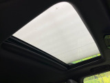 【サンルーフ】開放感たっぷりの希少装備、サンルーフが装着されています!車内に明かりを取り入れたり景色を楽しむ以外にも、車内の空気も簡単に換気できて快適です!