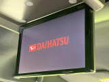 【フリップダウンモニター】大画面モニターで後席でもエンタメをお楽しみいただけます。小さなお子様にも大人気の装備です♪