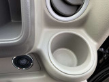 運転席の手の届く場所にはドリンクホルダーがございます(^^) ドライブ中の水分補給もバッチリです♪