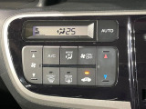 【オートエアコン】一度お好みの温度に設定すれば、車内の温度を検知し風量や温度を自動で調整。暑い&hellip;寒い&hellip;と何度もスイッチ操作をする必要はありません。快適な車内空間には必須の機能ですね♪