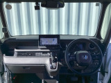 運転席周りです。カップホルダーや小物の収納などは必須ですよね!!使い勝手の良いつくりになっております!!