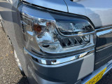 アダプティブタイプ。 ハイビームの照射範囲を状況に応じて変え、先行車や対向車をロービームで、それ以外の場所をハイビームで照射することができます。