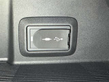 充電用USB端子付き。スマートフォンなどの充電に便利です。