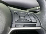 クルーズコントロール機能が付いています。 速度を設定するとアクセルを踏まなくても一定の速度で走ることができます。  高速道路ではとても便利な装置なんです。