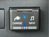 USB電源ソケットです。スマホなどの充電ができるのでロングドライブでも便利です♪