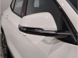 BMWのミラーは車種によって異なりますがレーンチェンジウォーニングが装備されております。詳しくは当店スタッフまでお問い合わせくださいませ。