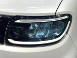 【LEDヘッドライト】悪天候や夜間走行時も良好な視界を確保し安心して運転できる高輝度LEDヘッドライトを装備!点灯速度が早く、消費電力も抑えられています。