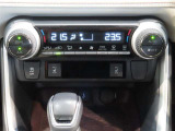 左右独立温度コントロールフルオートエアコンです。運転席、助手席それぞれで独立して温度設定ができます。冷え性の方が乗っても安心ですね♪