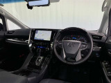 運転席まわりです。 各操作スイッチは使いやすい位置に配置されてます。