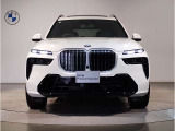 【BMWの伝統】BMWの特徴的な&ldquo;キドニーグリル&rdquo;は、80年以上続く伝統の形でございます。変わらないこだわりのデザインが、プレミアムブランド&ldquo;BMW&rdquo;を創り出します。