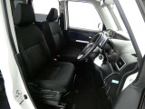 高いホールド性で運転姿勢が安定します。長距離ドライブでも疲れにくいのが魅力です。快適なドライビングライフをお送りください♪