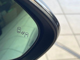 【ブラインドスポットモニター】走行中、ドアミラーの死角になりやすい箇所に後続車が接近するとサイドミラーのレンズに警告を表示!ドライバーに注意喚起をしてくれます。