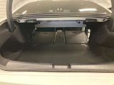 ゆったりとしたトランクルームでございます。たくさんのお荷物の車載が可能でございます。