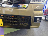 ハードカーゴのスキッドグリルは車検OKのフロントガードです。オレンジのマーカーもついていて点灯します。
