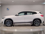 BMWではロングホイールベースの採用をしており、すべての車種に適用され、走行中の安定感の向上されております。また室内空間の広さにも貢献しております。