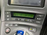 【オートエアコン】一度お好みの温度に設定すれば、車内の温度を検知し風量や温度を自動で調整。暑い&hellip;寒い&hellip;と何度もスイッチ操作をする必要はありません。快適な車内空間には必須の機能ですね♪
