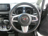 ステアリングから手を離さず、運転に集中したままオーディオ等の操作ができます。