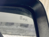 【ブラインドスポットワーニング】走行中、ドアミラーの死角になりやすい箇所に後続車が接近するとサイドミラー付近に警告を表示、ドライバーに注意喚起をしてくれます。