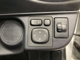 電動格納機能付きドアミラー。狭い駐車場でも折り畳んでおくことで安心して駐車しておけますね。