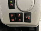 【オートマチックハイビーム】フロントガラス上部に設置されたカメラセンサーにより前方車両のランプや街路灯などの明るさを判定、自動的にハイビームとロービームを切替。