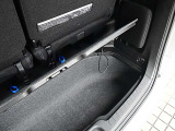 ラゲッジフロアの下にも御覧のような大きな収納が有ります。