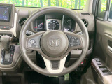 インテリアに合わせたデザインのステアリングは、運転される方のことも考え、運転しやすい形状、大きさです。是非一度、実際に触ってお確かめください。